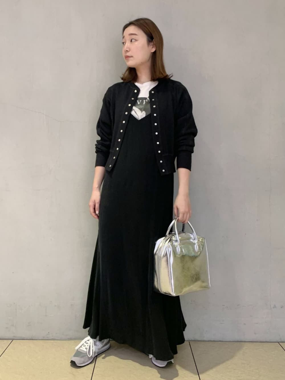 「カーディガン、スニーカー、ブラック、ブラックコーデ、モノトーン、スニーカーコーデ、アダムエロペ(ADAM ET ROPE')、Adam et Rope'、モノトーンコーデ、キャミワンピ」｜「ADAM ET ROPE'の【一部WEB限定】ブロードリブカーディガン（カーディガン/ボレロ、ブラック系）」を使った、ADAM ET ROPE' STAFFさん（レディース・158cm）の冬コーディネートの1枚目の写真