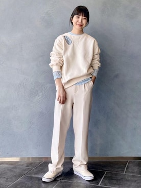 「ホワイトパンツ」｜「アイテム（スニーカー）」を使った、ADAM ET ROPE' STAFFさん（レディース・160cm）の冬コーディネート