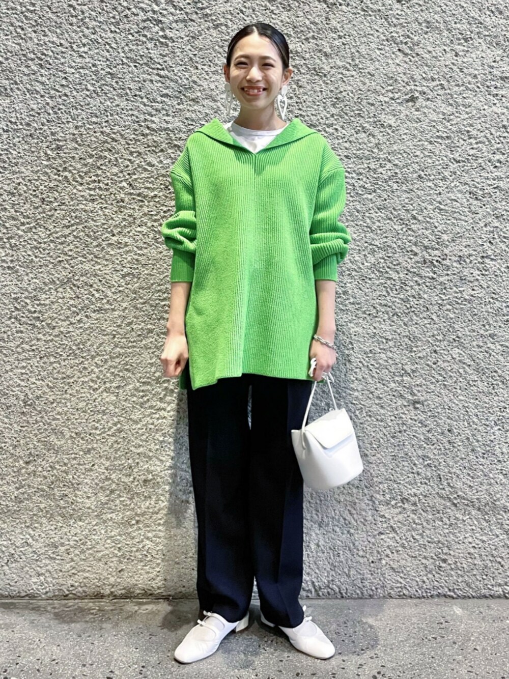 グリーン系のニット/セーター、ホワイト系のバッグ、ブルー系のその他パンツを着用したレディースの春コーディネートの1枚目の写真