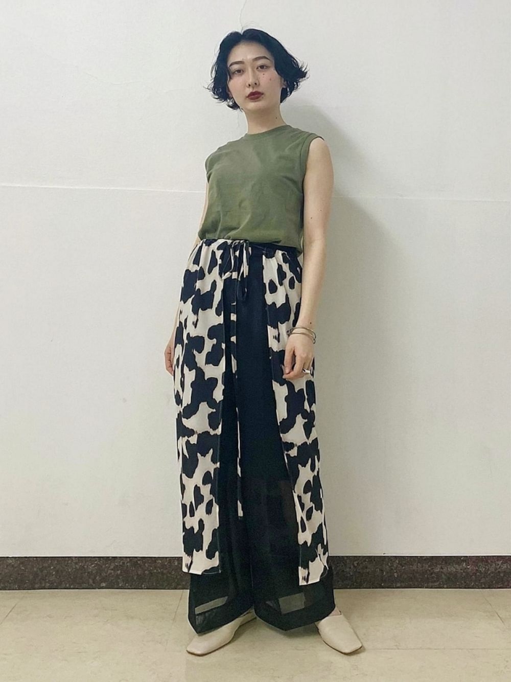 「ハイウエスト、レイヤードスタイル、柄スカート、モード、アダムエロペ(ADAM ET ROPE')、ラップスカート、Adam et Rope'、春コーデ、Hanes、春めきシューズ」｜「ADAM ET ROPE'のデシンプリントラップスカート（スカート、ブラック系）」を使った、ADAM ET ROPE' STAFFさん（レディース・162cm）の春コーディネートの1枚目の写真