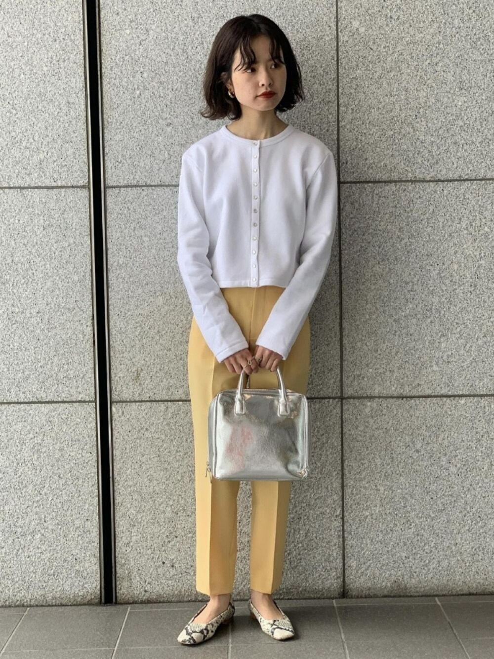 「カーディガン、カラーパンツ、きれいめカジュアル、アダムエロペ(ADAM ET ROPE')、Adam et Rope'、春コーデ、アニエスベー、agnes b.、淡色コーデ、アニエスベー(agnes b.)」｜「ADAM ET ROPE'のスリムスラックス（パンツ、オレンジ系）」を使った、ADAM ET ROPE' STAFFさん（レディース・163cm）の春コーディネートの1枚目の写真
