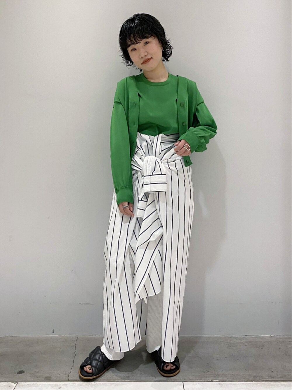 「アダムエロペ(ADAM ET ROPE')、Adam et Rope'、グリーン、アンサンブル、アンサンブルニット、ストライプ、ストライプシャツ、レイヤードスタイル、春めきシューズ、サンダル」｜「ADAM ET ROPE'のポリ強撚コクーンカーディガン（カーディガン/ボレロ、グリーン系）」を使った、ADAM ET ROPE' STAFFさん（レディース・160cm）の春コーディネートの1枚目の写真