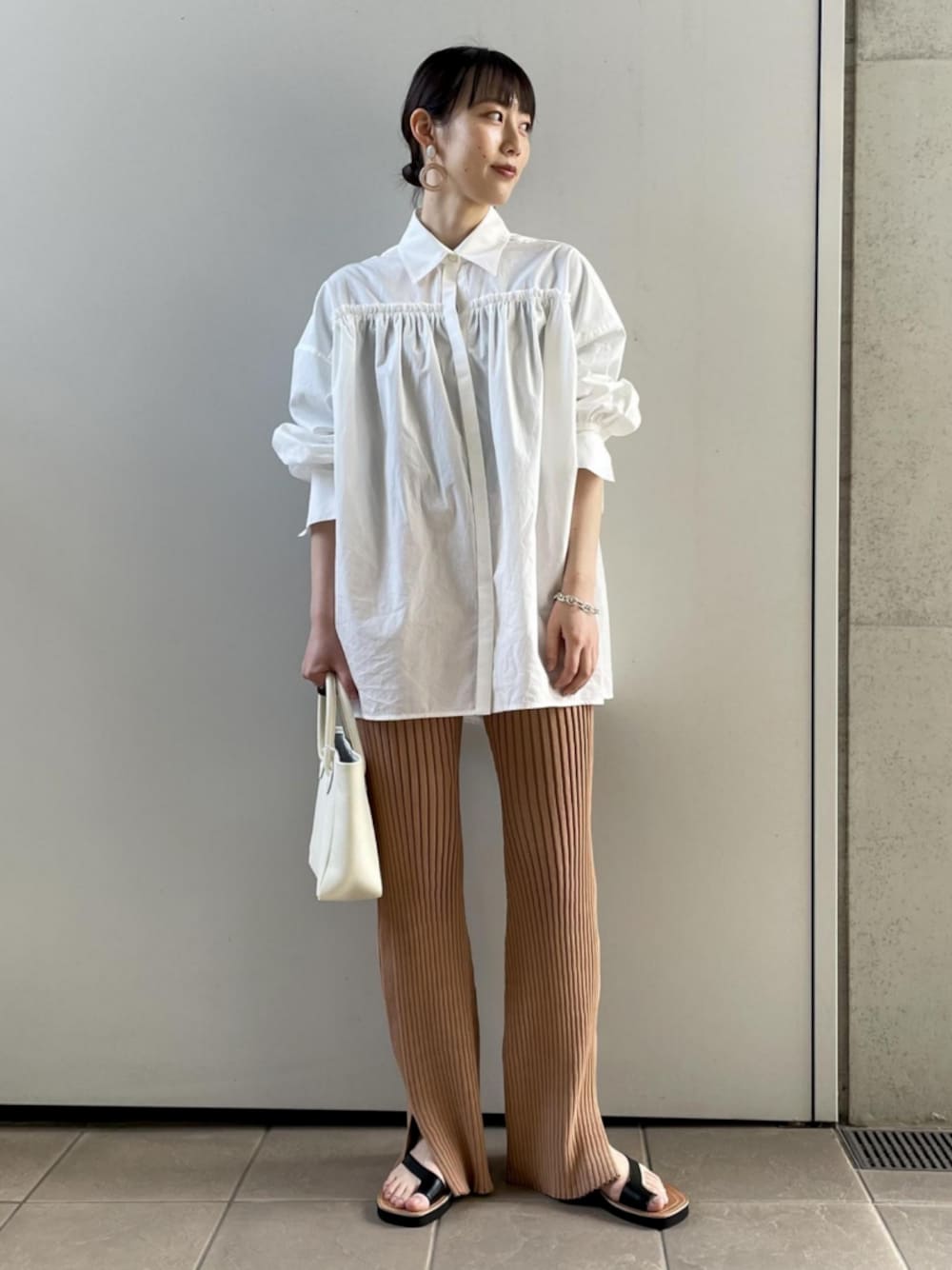 「シャツ、白シャツ、サンダル、ニットパンツ、アダムエロペ(ADAM ET ROPE')、リラックススタイル、Adam et Rope'、春コーデ、シャツスタイル、フラットサンダル」｜「YOUNG&OLSENの【YOUNG&OLSEN】別注 EMBOSSED LEATHER TOTE S
（品番：EUX31380）（バッグ、ホワイト系）」を使った、ADAM ET ROPE' STAFFさん（レディース・165cm）の春コーディネートの1枚目の写真