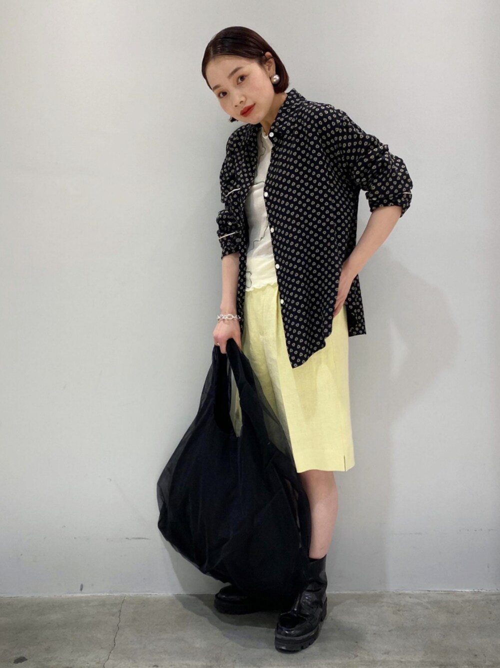 「柄シャツ、ショートブーツ、ハーフパンツ、アダムエロペ(ADAM ET ROPE')、Adam et Rope'、春コーデ、ハート柄、リネンパンツ、BASErange、ベースレンジ」｜「ADAM ET ROPE'のハートプリントシャツ（シャツ/ブラウス、ブラック系）」を使った、ADAM ET ROPE' STAFFさん（レディース・157cm）の春コーディネートの1枚目の写真