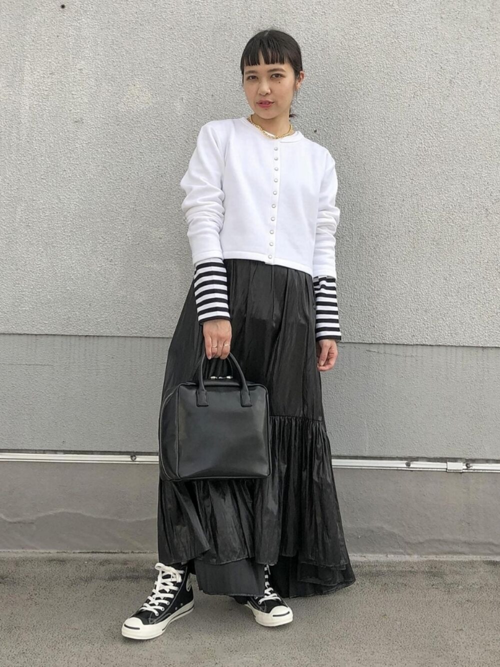 「カーディガン、コンバース、converse、モノトーン、ハイカットスニーカー、アダムエロペ(ADAM ET ROPE')、Adam et Rope'、モノトーンコーデ、アニエスベー、agnes b.」｜「Laura Lombardiの【LAURA LOMBARDI】ISA CHAIN NECKLACE（ネックレス、ゴールド系）」を使った、ADAM ET ROPE' STAFFさん（レディース・158cm）の春コーディネートの1枚目の写真