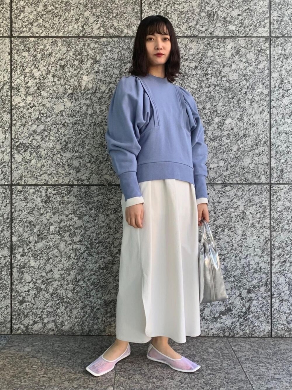 「スウェット、レイヤード、レイヤードスタイル、アダムエロペ(ADAM ET ROPE')、Adam et Rope'、春コーデ、バルーンスリーブ、袖ボリューム、ボリューム袖、春めきシューズ」｜「ADAM ET ROPE'の＜追加＞【WEB限定】ギャザースリーブスウェット（スウェット、ブルー系）」を使った、ADAM ET ROPE' STAFFさん（レディース・156cm）の春コーディネートの1枚目の写真