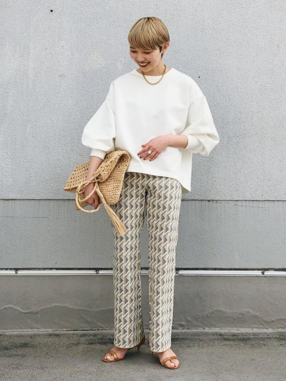 「アダムエロペ(ADAM ET ROPE')、Adam et Rope'、淡色コーデ、柄パンツ、ニットパンツ、スウェット、トレーナー、ラフ、ラフコーデ、リラックススタイル」｜「ADAM ET ROPE'のコクーン裏毛プルオーバー（トップス、ホワイト系）」を使った、ADAM ET ROPE' STAFFさん（レディース・163cm）の春コーディネートの1枚目の写真