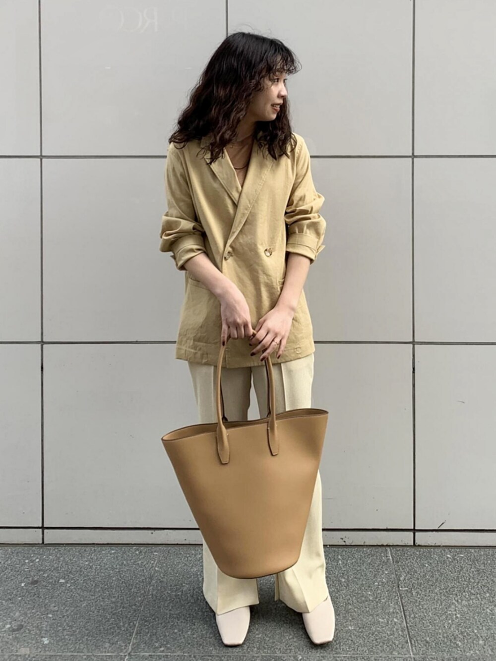 「ジャケット、テーラードジャケット、ワントーンコーデ、ワントーン、アダムエロペ(ADAM ET ROPE')、春、Adam et Rope'、ジャケットスタイル、春コーデ、淡色コーデ」｜「ADAM ET ROPE'のリネンストレッチシャツジャケット（テーラードジャケット、イエロー系）」を使った、ADAM ET ROPE' STAFFさん（レディース・162cm）の春コーディネートの1枚目の写真