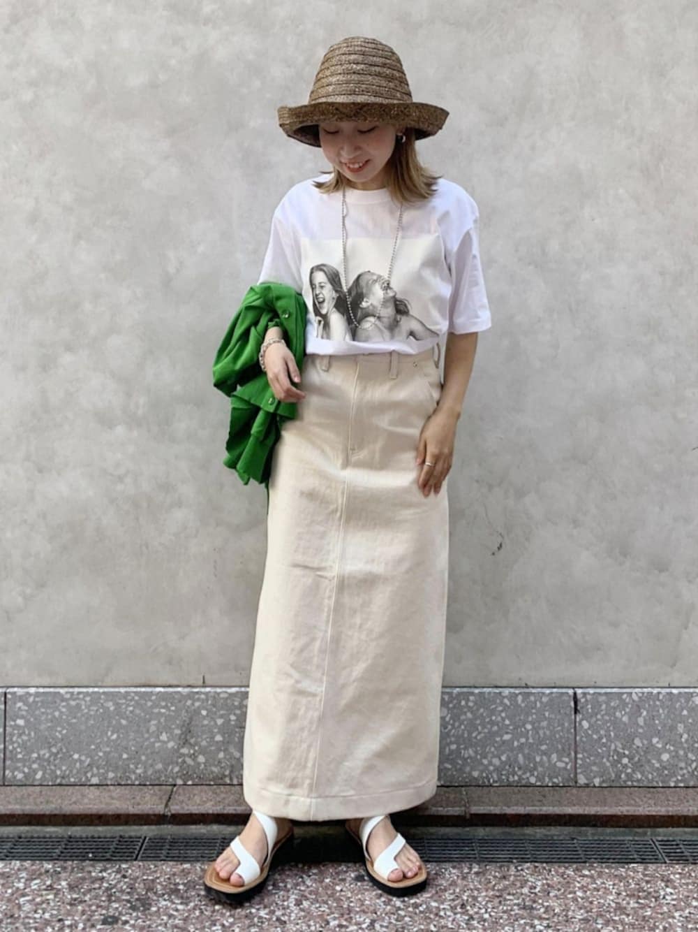 「アダムエロペ(ADAM ET ROPE')、Adam et Rope'、フォトT、Tシャツ、デニムスカート、ホワイト、ホワイトコーデ、サンダル、春めきシューズ、hat」｜「La Maison de Lyllisの【La Maison de Lyllis】NONLA（品番：EUU31020）（帽子、ブラウン系）」を使った、ADAM ET ROPE' STAFFさん（レディース・152cm）の春コーディネートの1枚目の写真
