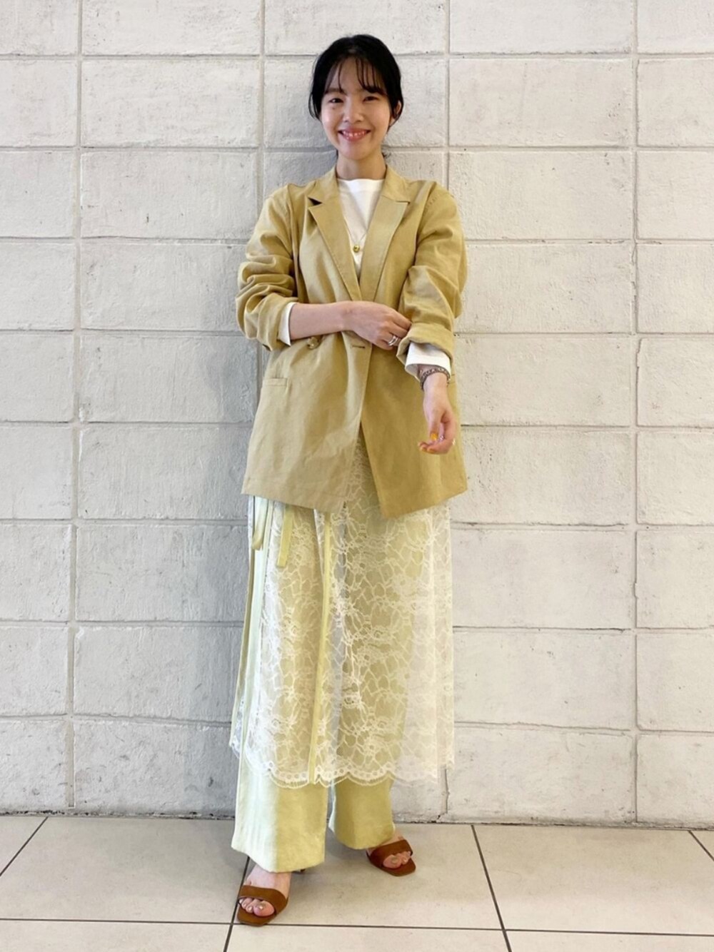 「ジャケット、ワントーンコーデ、レース、シャツジャケット、サテンパンツ、ワントーン、アダムエロペ(ADAM ET ROPE')、レーススカート、ラップスカート、Adam et Rope'」｜「ADAM ET ROPE'の【一部WEB限定】クルーネックコットン長袖TEE（トップス、ホワイト系）」を使った、ADAM ET ROPE' STAFFさん（レディース・154cm）の春コーディネートの1枚目の写真