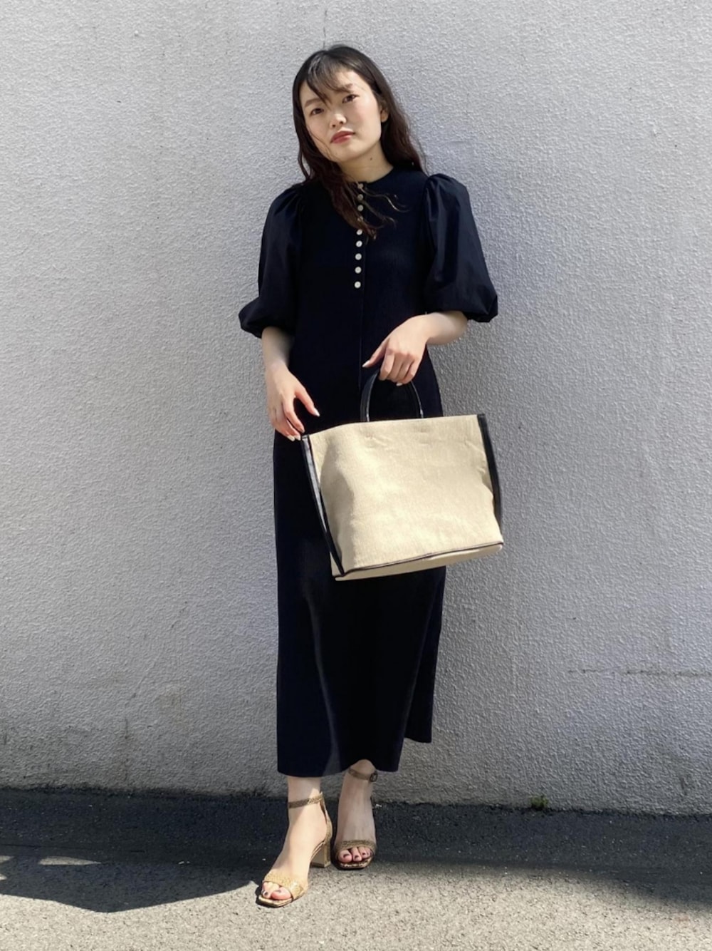 「ワンピース、モノトーン、サンダル、アダムエロペ(ADAM ET ROPE')、ロングワンピース、Adam et Rope'、モノトーンコーデ、バルーンスリーブ、袖ボリューム、ボリューム袖」｜「ADAM ET ROPE'の＜追加＞【WEB限定】ボタンディテールワンピース（ワンピース、ブラック系）」を使った、ADAM ET ROPE' STAFFさん（レディース・160cm）の春コーディネートの1枚目の写真