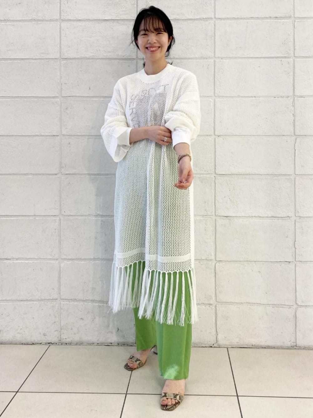 「ニットワンピ、カラーパンツ、ニットワンピース、サンダル、サテンパンツ、アダムエロペ(ADAM ET ROPE')、Adam et Rope'、低身長、メッシュ、ストラップサンダル」｜「ADAM ET ROPE'の＜洗える＞メッシュ編みロングスリーブワンピース（ワンピース、ホワイト系）」を使った、ADAM ET ROPE' STAFFさん（レディース・154cm）の春コーディネートの1枚目の写真