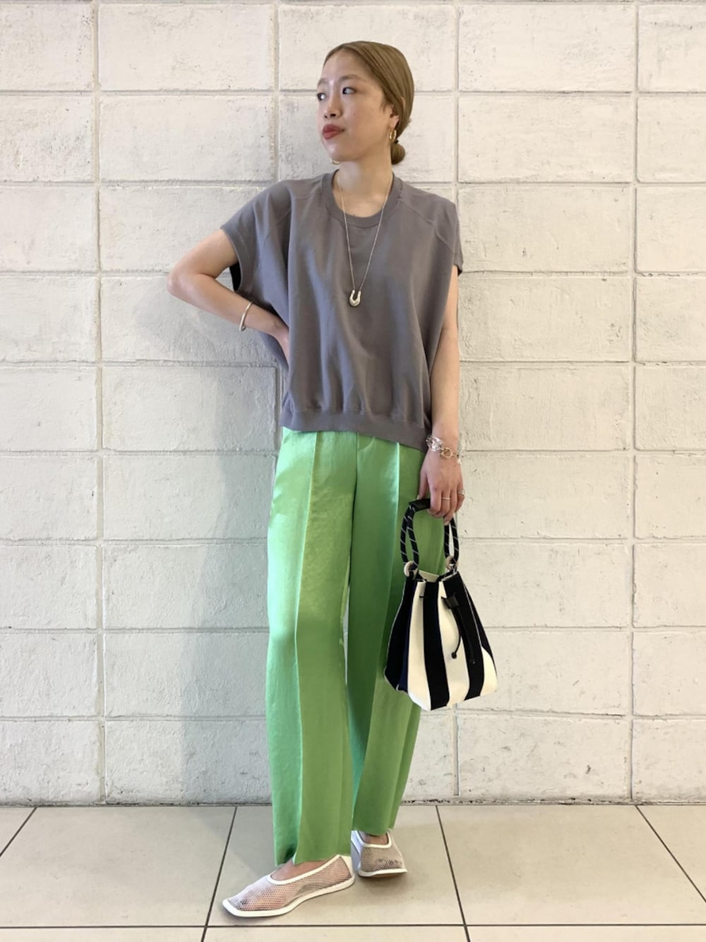 「グリーン、Tシャツ、サテンパンツ、アダムエロペ(ADAM ET ROPE')、リラックススタイル、Adam et Rope'、メッシュ、ゆるコーデ、サテン、フレンチスリーブ」｜「JVAMの【JVAM】SQUARE MESH FLAT（その他シューズ、ホワイト系）」を使った、ADAM ET ROPE' STAFFさん（レディース・163cm）の春コーディネートの1枚目の写真