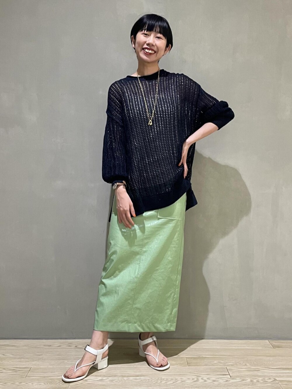 「タイトスカート、グリーン、ロングスカート、サンダル、アダムエロペ(ADAM ET ROPE')、Adam et Rope'、春コーデ、春夏コーデ、メッシュ、メッシュニット」｜「ADAM ET ROPE'のラミネートスカート（スカート、グリーン系）」を使った、ADAM ET ROPE' STAFFさん（レディース・164cm）の春コーディネートの1枚目の写真