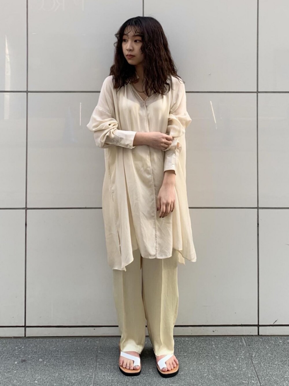 「ブラウス、ワントーンコーデ、ベージュ、ワントーン、アダムエロペ(ADAM ET ROPE')、Adam et Rope'、透け感、ベージュコーデ、シアー、淡色コーデ」｜「ADAM ET ROPE'のギャザーチュニックブラウス（シャツ/ブラウス、ベージュ系）」を使った、ADAM ET ROPE' STAFFさん（レディース・162cm）の春コーディネートの1枚目の写真