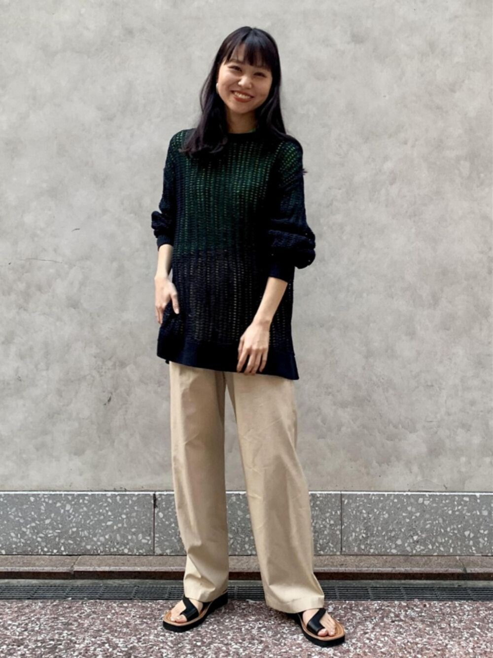 「リラックス、アダムエロペ(ADAM ET ROPE')、リラックススタイル、Adam et Rope'、春コーデ、サマーニット、春夏コーデ、ゆるコーデ、透けトップス、透かし編みニット」｜「ADAM ET ROPE'のリネン透かし編みニットPO（ニット/セーター、ブルー系）」を使った、ADAM ET ROPE' STAFFさん（レディース・159cm）の春コーディネートの1枚目の写真