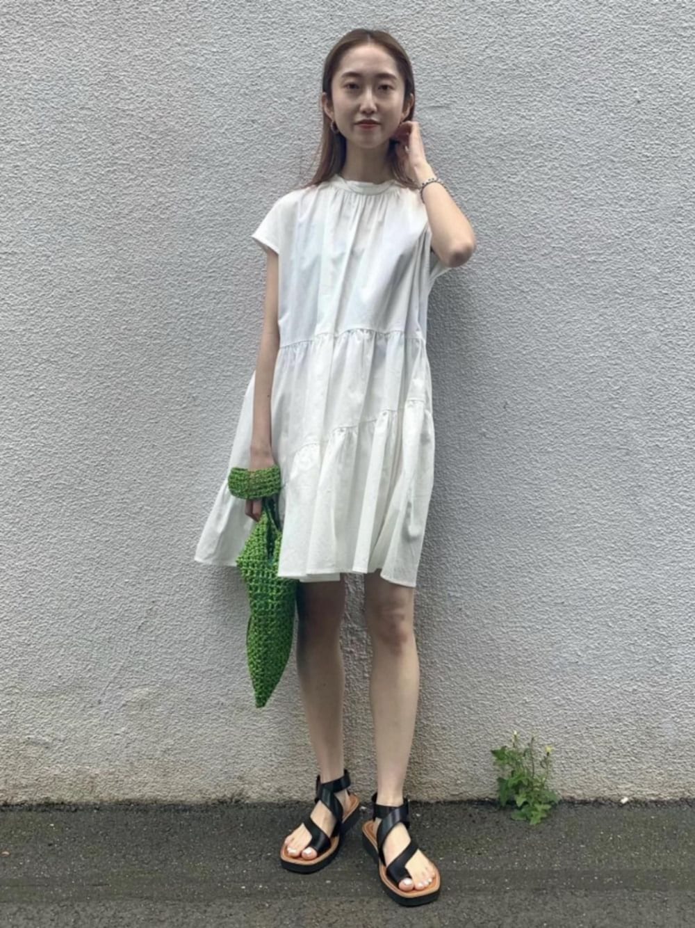 「大人カジュアル、ラフ、アダムエロペ(ADAM ET ROPE')、Adam et Rope'、夏コーデ、ミニワンピ、メッシュバッグ、ティアード、ティアードワンピース、ベルトサンダル」｜「ADAM ET ROPE'の【WEB限定】ティアードミニワンピース（ワンピース/ドレス、ホワイト系）」を使った、ADAM ET ROPE' STAFFさん（レディース・157cm）の春コーディネートの1枚目の写真
