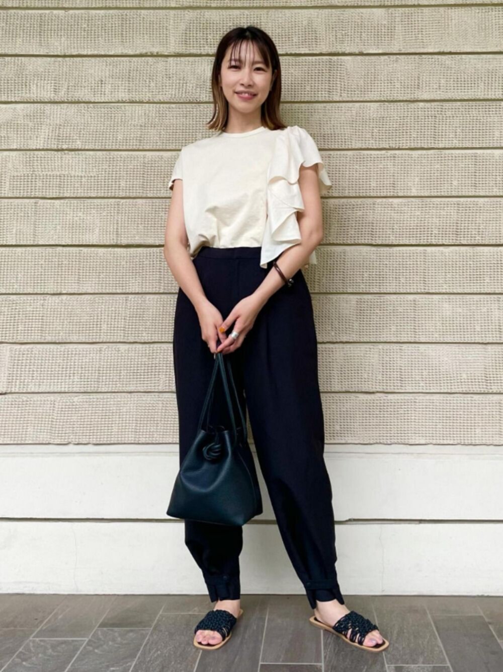 「アシンメトリー、フリル、ワイドパンツ、アダムエロペ(ADAM ET ROPE')、Adam et Rope'、リネンパンツ、フリルトップス、フラットサンダル、デザイントップス、フレアスリーブ」｜「ADAM ET ROPE'のリネンバンブーイージーパンツ（パンツ、ブラック系）」を使った、ADAM ET ROPE' STAFFさん（レディース・164cm）の夏コーディネートの1枚目の写真