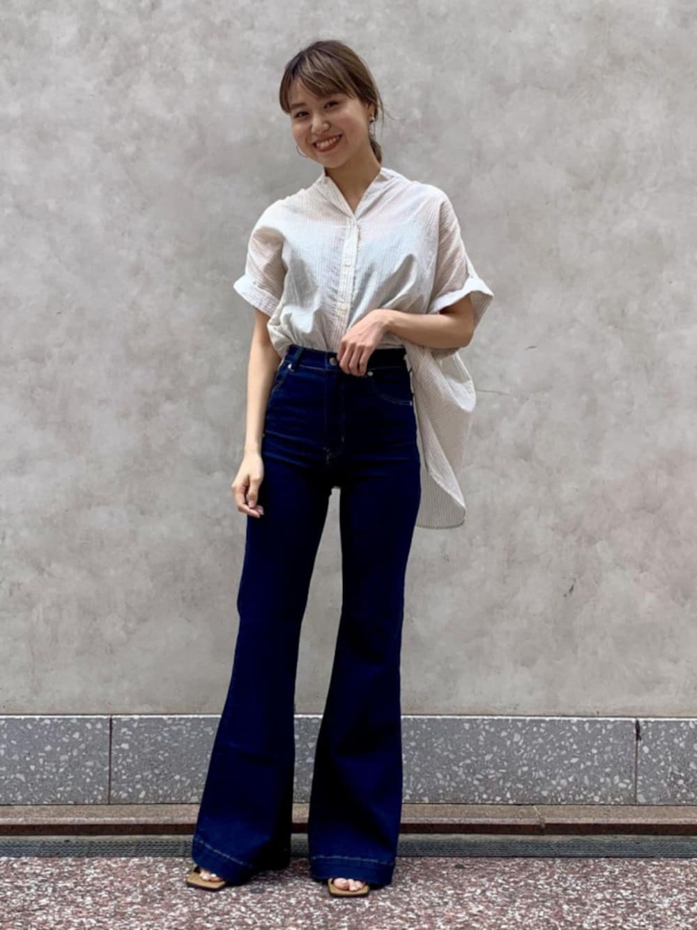 「デニム、ストライプ、デニムパンツ、ストライプシャツ、アダムエロペ(ADAM ET ROPE')、Adam et Rope'、シアーシャツ、夏コーデ、シアー、フレアデニム」｜「ADAM ET ROPE'のKHADIコットンフレンチシャツ（シャツ/ブラウス、ホワイト系）」を使った、ADAM ET ROPE' STAFFさん（レディース・159cm）の夏コーディネートの1枚目の写真