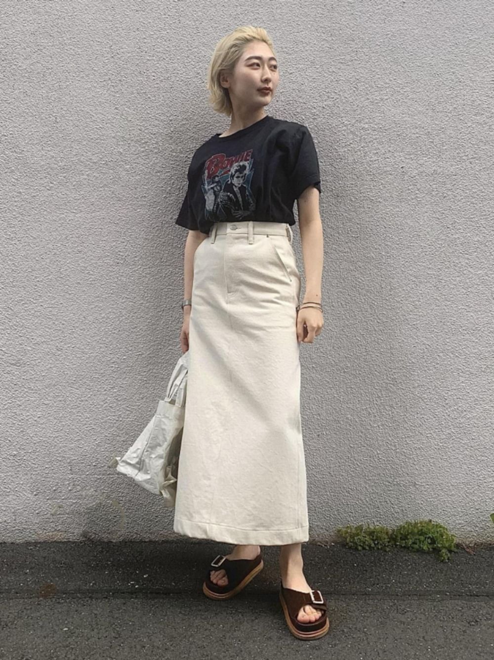 「デニムスカート、ロングスカート、サンダル、アダムエロペ(ADAM ET ROPE')、プリントT、Adam et Rope'、白スカート、ロックT、フラットサンダル、黒Tシャツ」｜「ADAM ET ROPE'のROCK TEE（Tシャツ/カットソー、ブラック系）」を使った、ADAM ET ROPE' STAFFさん（レディース・162cm）の夏コーディネートの1枚目の写真