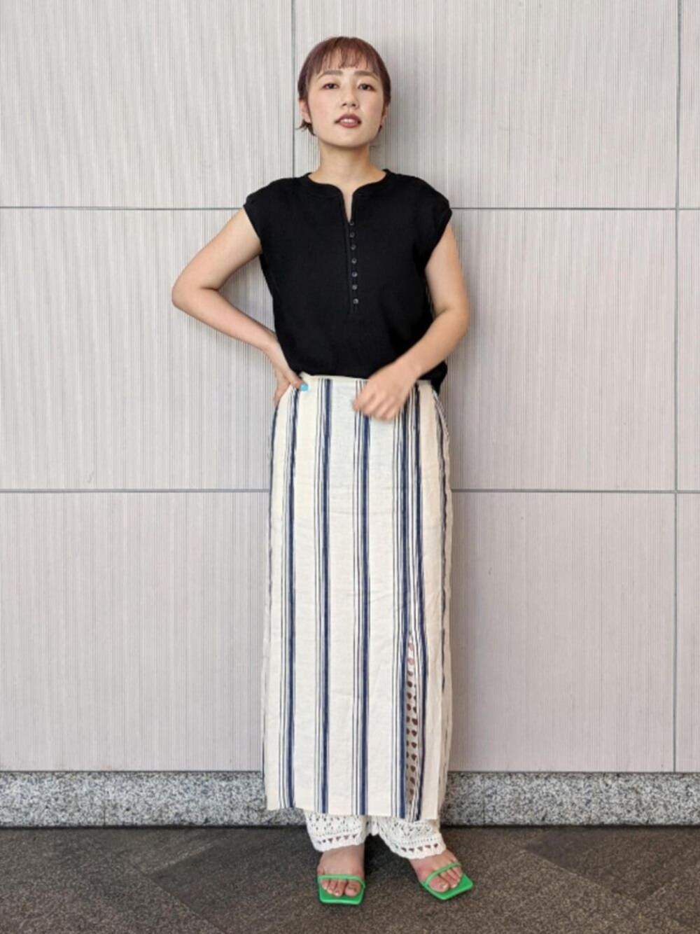 「レイヤード、ストライプ、レイヤードスタイル、サンダル、ニットパンツ、アダムエロペ(ADAM ET ROPE')、Adam et Rope'、ストライプスカート、ノースリーブ、レースパンツ」｜「ADAM ET ROPE'のスリーブレスリブプルオーバー（トップス、ブラック系）」を使った、ADAM ET ROPE' STAFFさん（レディース・163cm）の夏コーディネートの1枚目の写真