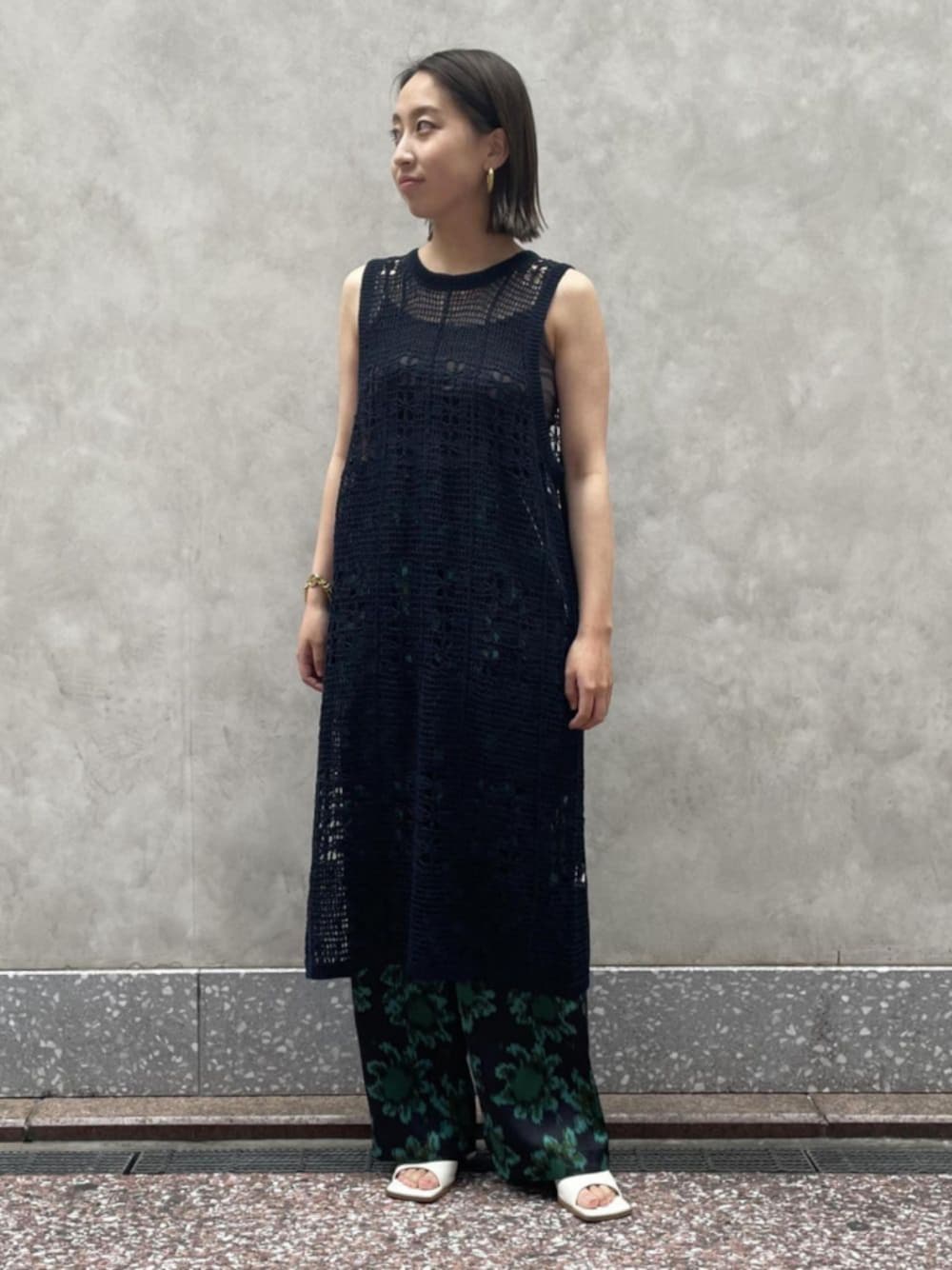 「柄パンツ、ニットワンピース、レイヤードスタイル、サテンパンツ、リネン、イージーパンツ、アダムエロペ(ADAM ET ROPE')、Adam et Rope'、ノースリーブ、かぎ針編みニット」｜「ADAM ET ROPE'のリネンカギ針ニットワンピース（ワンピース/ドレス、ブルー系）」を使った、ADAM ET ROPE' STAFFさん（レディース・152cm）の夏コーディネートの1枚目の写真