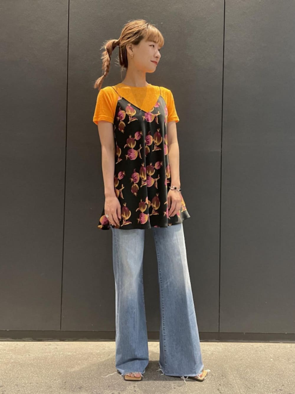 「レイヤード、花柄、レイヤードスタイル、デニムパンツ、キャミソール、デニムスタイル、アダムエロペ(ADAM ET ROPE')、Adam et Rope'、デニムコーデ、フレアデニム」｜「ADAM ET ROPE'のスクエアレザーミュール（サンダル、イエロー系）」を使った、ADAM ET ROPE' STAFFさん（レディース・158cm）の夏コーディネートの1枚目の写真