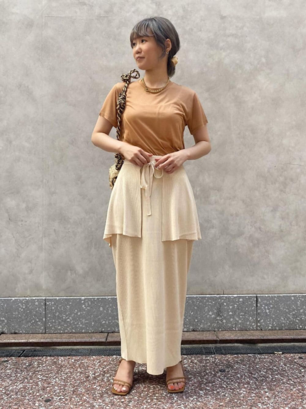 「ベージュ、Tシャツ、ロングスカート、ニットスカート、サンダル、アダムエロペ(ADAM ET ROPE')、Adam et Rope'、ベージュコーデ、低身長、低身長コーデ」｜「ADAM ET ROPE'のアシメラインストラップサンダル（シューズ、ベージュ系）」を使った、ADAM ET ROPE' STAFFさん（レディース・153cm）の夏コーディネートの1枚目の写真