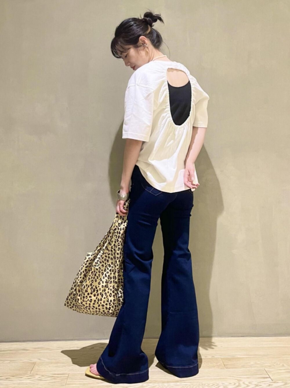 「デニム、デニムパンツ、CAMBER、アダムエロペ(ADAM ET ROPE')、BAGGU、Adam et Rope'、エコバッグ、柄バッグ、高身長女子、フレアデニム」｜「ADAM ET ROPE'の【CAMBER×VIOLETTE ROOM】バックオープンTEE（トップス、ホワイト系）」を使った、ADAM ET ROPE' STAFFさん（レディース・170cm）の夏コーディネートの1枚目の写真