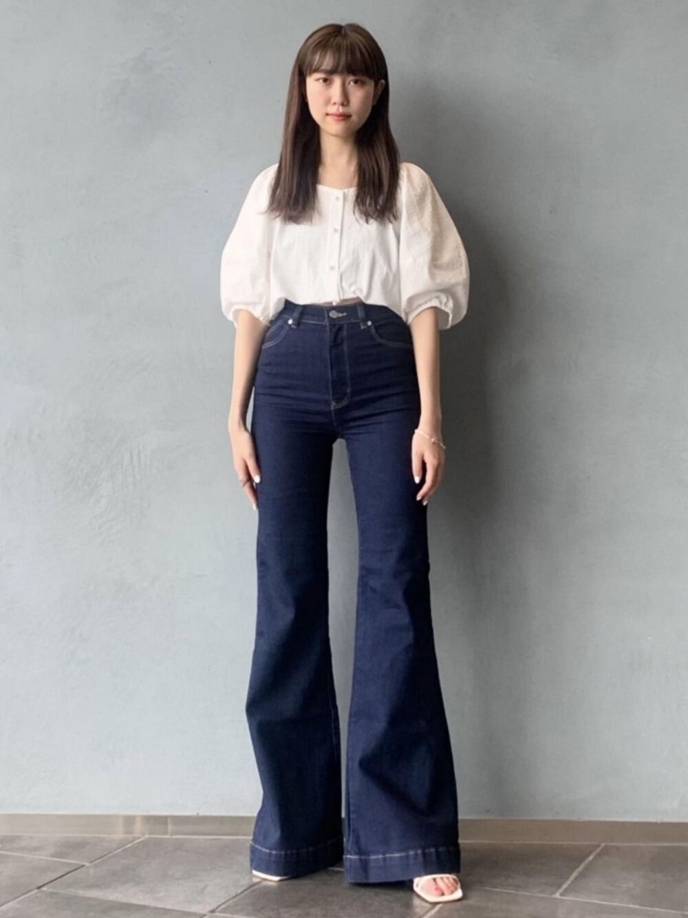 「ブラウス、アダムエロペ(ADAM ET ROPE')、Adam et Rope'、パフスリーブ、フレアデニム、ブラウス×デニム、パールボタン、袖ボリューム、ボリューム袖、パフスリーブブラウス」｜「ADAM ET ROPE'の〈洗える〉スクエアネックバルーンスリーブブラウス（シャツ/ブラウス、ホワイト系）」を使った、ADAM ET ROPE' STAFFさん（レディース・159cm）の夏コーディネートの1枚目の写真