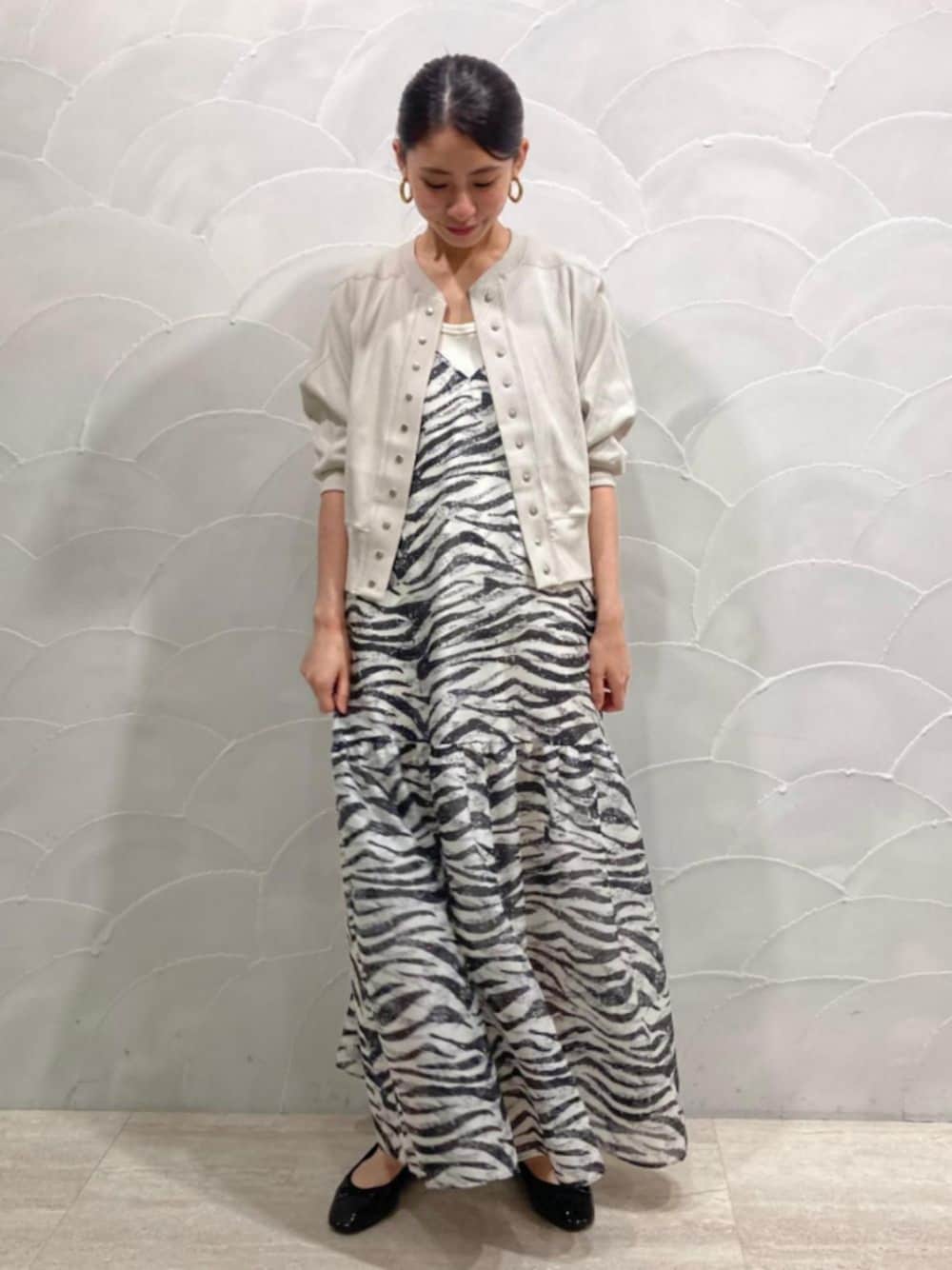 「ワントーンコーデ、フラットシューズ、モノトーン、バレエシューズ、アダムエロペ(ADAM ET ROPE')、レインシューズ、Adam et Rope'、キャミワンピ、キャミワンピース、ゼブラ柄」｜「ADAM ET ROPE'のハーフスリーブブロードリブカーディガン（カーディガン/ボレロ、グレー系）」を使った、ADAM ET ROPE' STAFFさん（レディース・158cm）の夏コーディネートの1枚目の写真