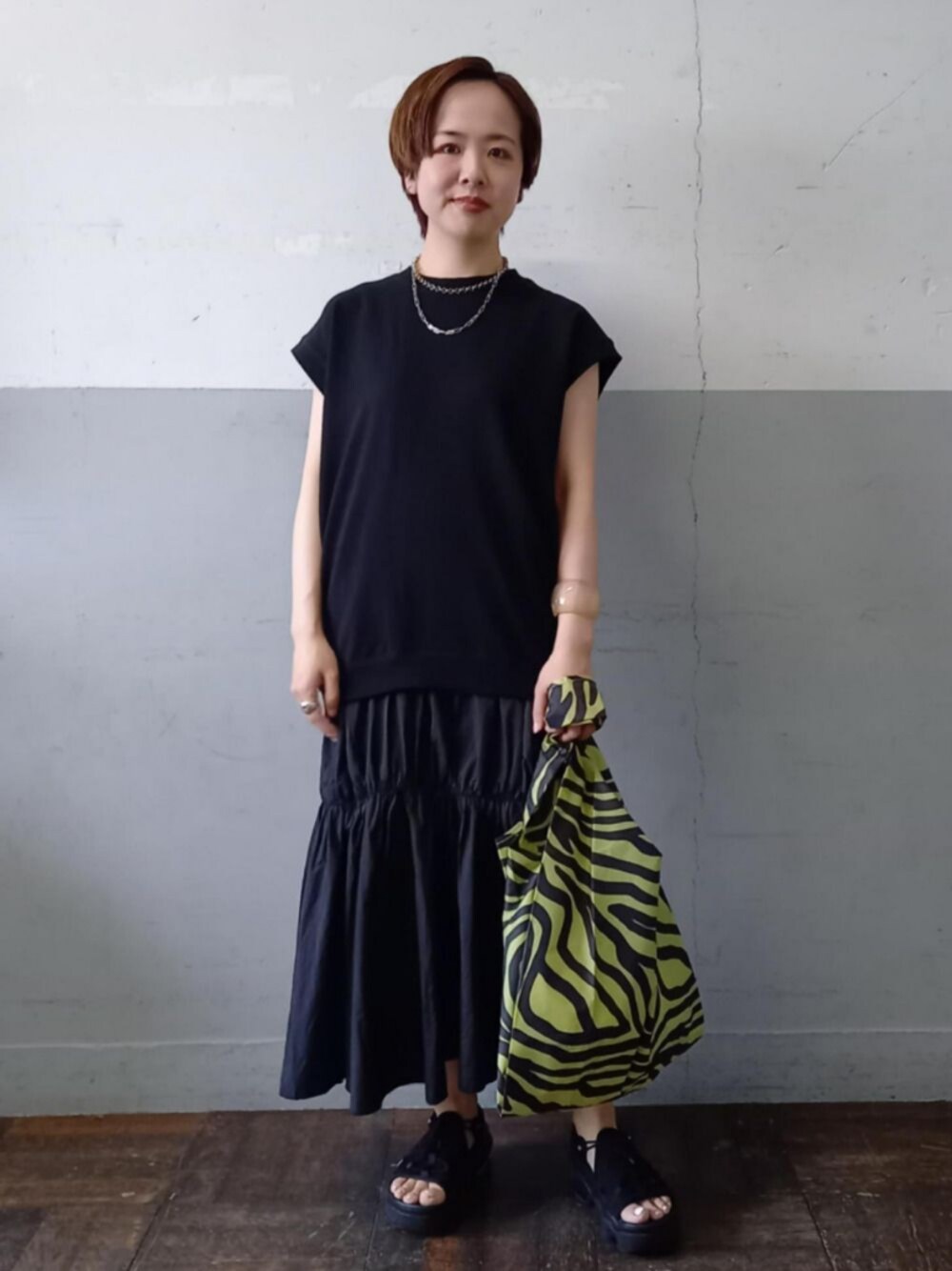 「ワンピース、NIKE、ブラックコーデ、アダムエロペ(ADAM ET ROPE')、BAGGU、ロングワンピース、Adam et Rope'、エコバッグ、夏コーデ、ドッキングワンピ」｜「ADAM ET ROPE'の【LES BIJOUX】リングチェーンネックレス（ネックレス、シルバー系）」を使った、ADAM ET ROPE' STAFFさん（レディース・158cm）の夏コーディネートの1枚目の写真