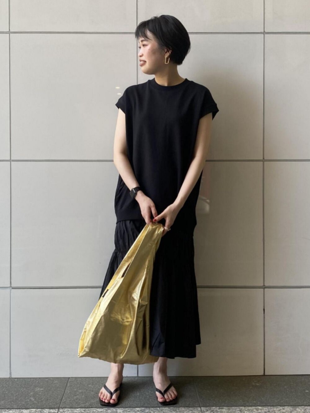 「ワンピース、ブラックコーデ、サンダル、アダムエロペ(ADAM ET ROPE')、BAGGU、ロングワンピース、Adam et Rope'、エコバッグ、フラットサンダル、ビーチサンダル」｜「ADAM ET ROPE'のタフタドッキングカットワンピース（ワンピース/ドレス、ブラック系）」を使った、ADAM ET ROPE' STAFFさん（レディース・164cm）の夏コーディネートの1枚目の写真