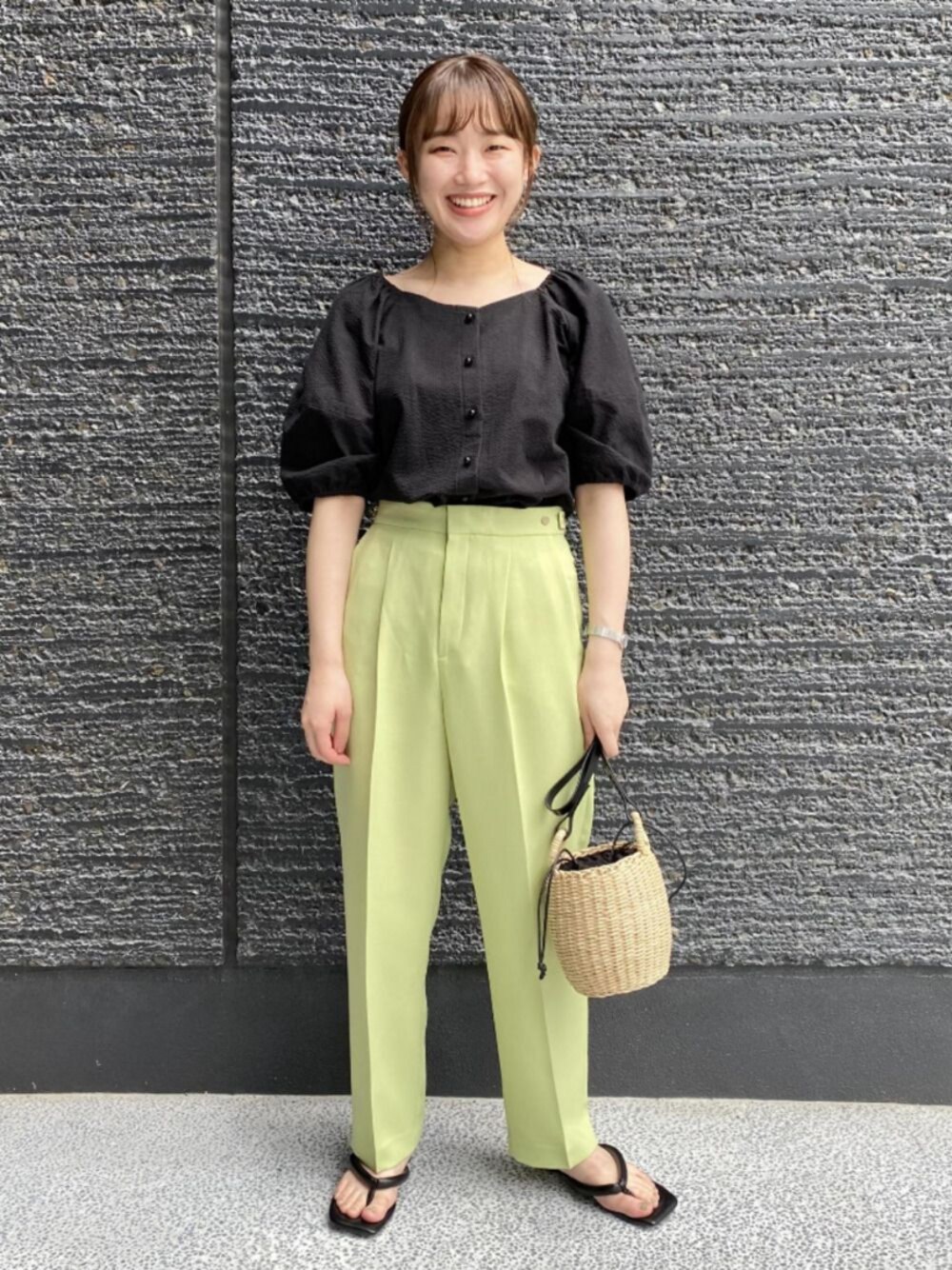 「ブラウス、カラーパンツ、ショルダーバッグ、サンダル、アダムエロペ(ADAM ET ROPE')、Adam et Rope'、夏コーデ、パフスリーブ、袖ボリューム、ボリューム袖」｜「ADAM ET ROPE'の〈洗える〉スクエアネックバルーンスリーブブラウス（シャツ/ブラウス、ブラック系）」を使った、ADAM ET ROPE' STAFFさん（レディース・158cm）の夏コーディネートの1枚目の写真