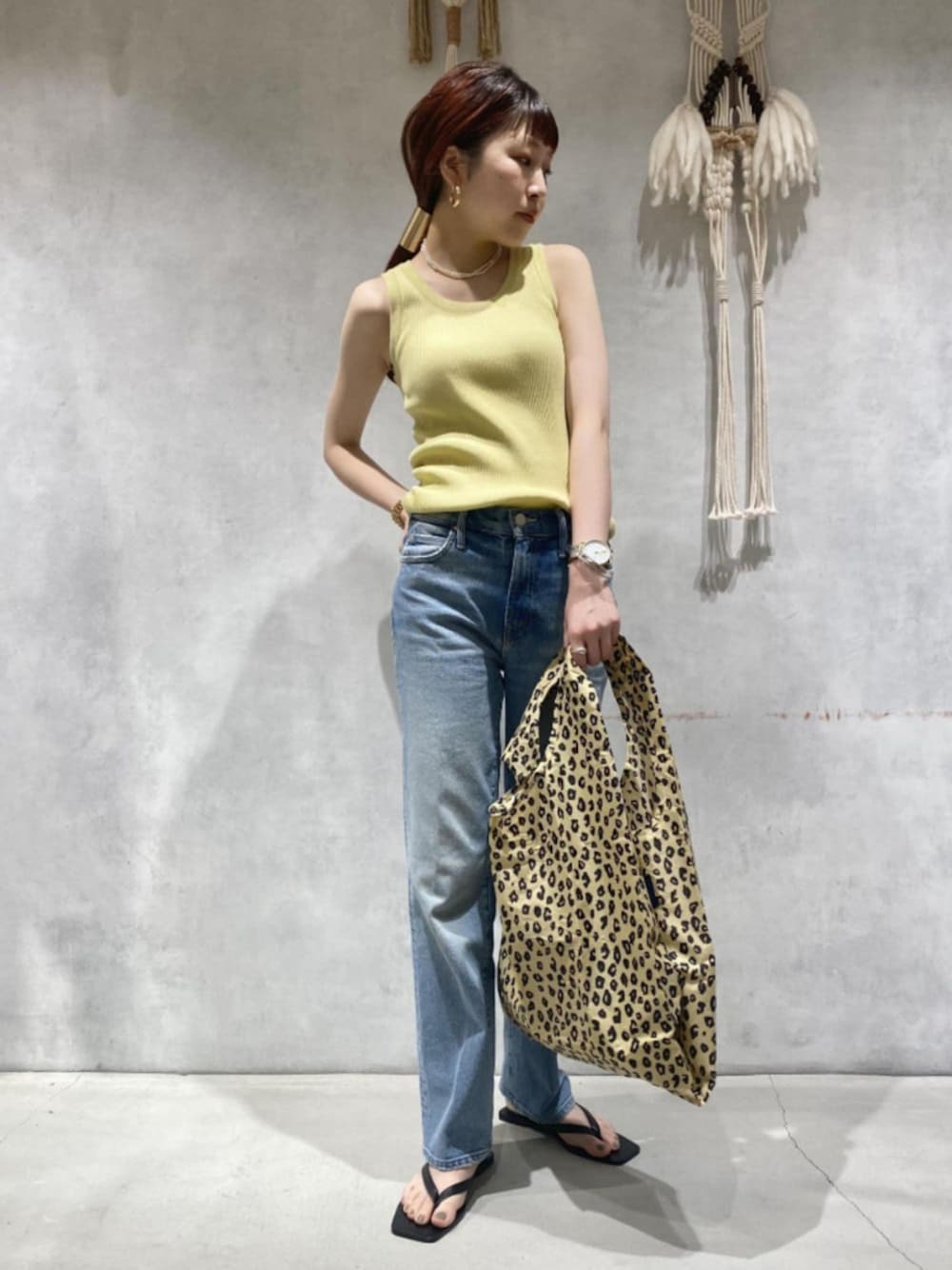 「デニムパンツ、タンクトップ、デニムスタイル、アダムエロペ(ADAM ET ROPE')、Adam et Rope'、シンプルコーデ、エコバッグ、夏コーデ、ビーチサンダル、AURALEE」｜「BAGGUの【BAGGU】Standard Baggu（品番EUX31070）（バッグ、ベージュ系）」を使った、ADAM ET ROPE' STAFFさん（レディース・157cm）の夏コーディネートの1枚目の写真