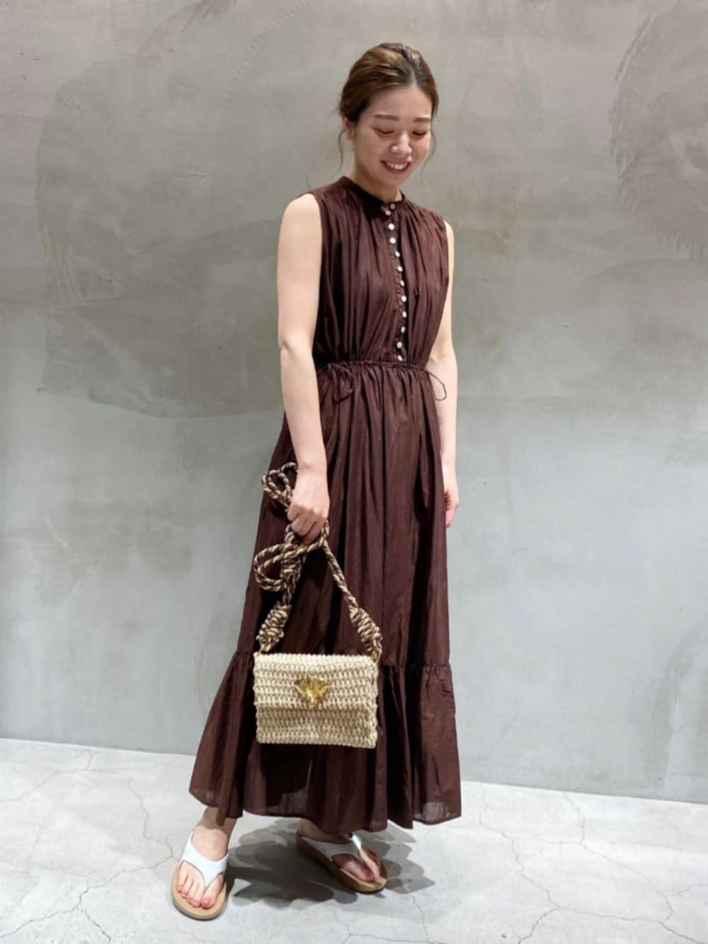 「ワンピース、サンダル、きれいめカジュアル、アダムエロペ(ADAM ET ROPE')、ロングワンピース、Adam et Rope'、夏コーデ、ノースリーブ、オトナカジュアル、oofos」｜「ADAM ET ROPE'のバックリボンコットンティアードワンピース（ワンピース、ブラウン系）」を使った、ADAM ET ROPE' STAFFさん（レディース・157cm）の夏コーディネートの1枚目の写真