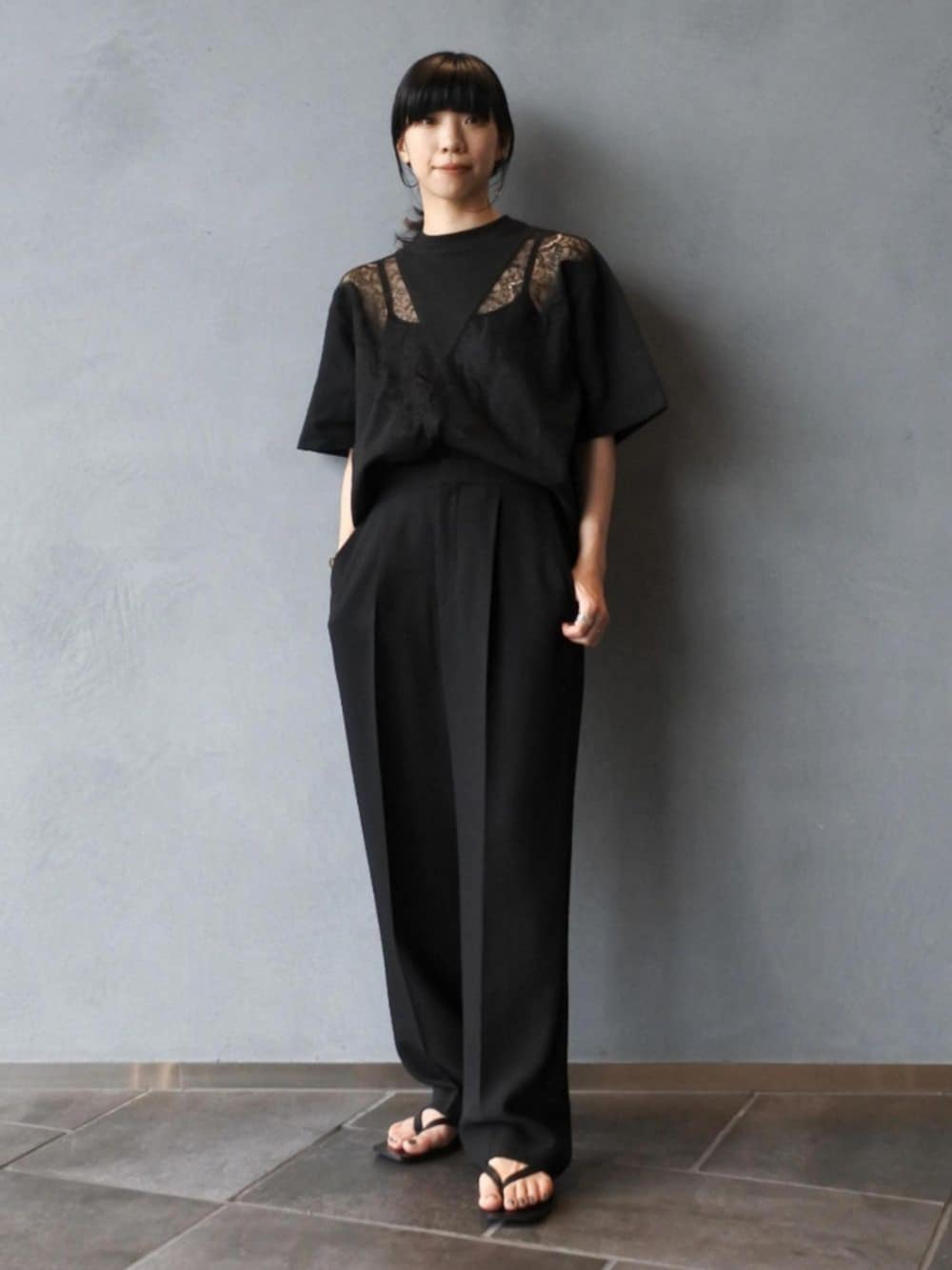 「ブラック、ブラックコーデ、オールブラック、レース、CAMBER、アダムエロペ(ADAM ET ROPE')、Adam et Rope'、夏コーデ、フラットサンダル、ビーチサンダル」｜「CAMBERの【CAMBER×VIOLETTE ROOM】レースTEE BLACK（Tシャツ/カットソー、ブラック系）」を使った、ADAM ET ROPE' STAFFさん（レディース・158cm）の夏コーディネートの1枚目の写真