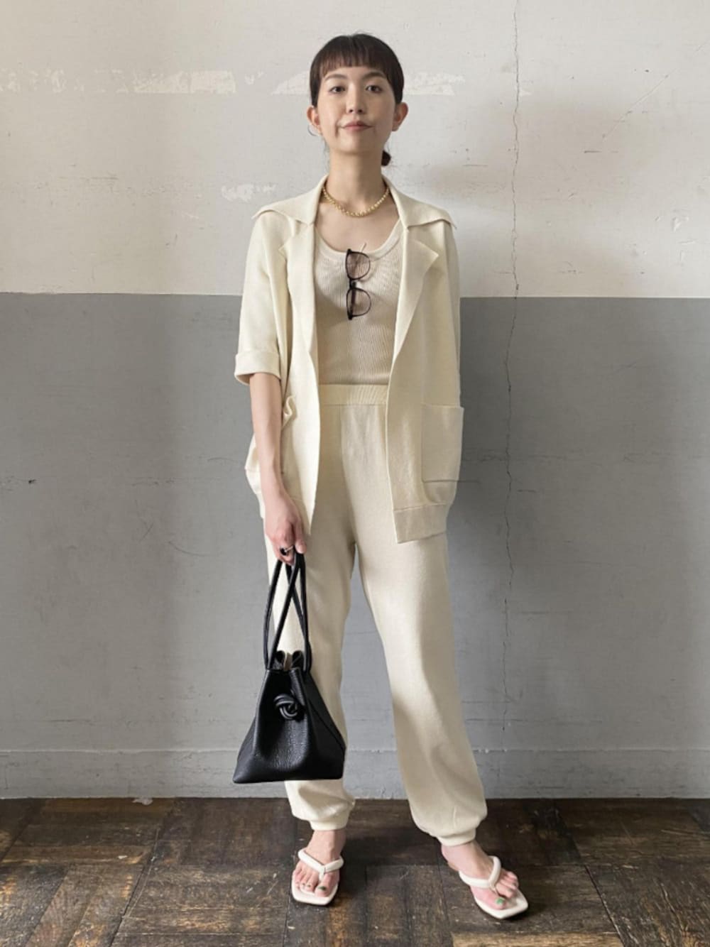 「ジャケット、セットアップ、ワントーンコーデ、サンダル、アダムエロペ(ADAM ET ROPE')、Adam et Rope'、サマーニット、ニットジャケット、セットアップスタイル、ビーチサンダル」｜「ADAM ET ROPE'のカップ付きニットタンクトップ（タンクトップ、ホワイト系）」を使った、ADAM ET ROPE' STAFFさん（レディース・166cm）の夏コーディネートの1枚目の写真