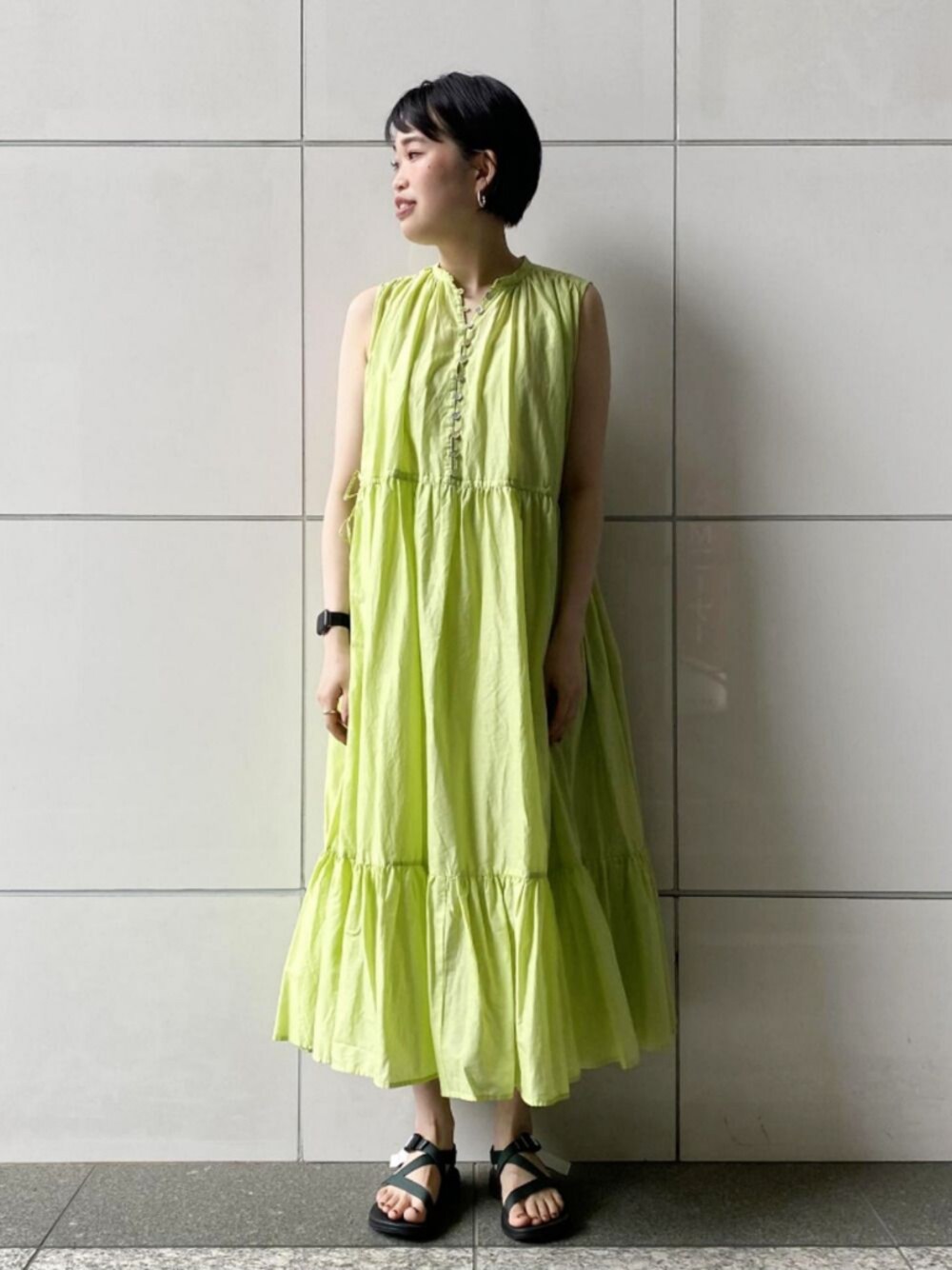 「ワンピース、夏、サンダル、アダムエロペ(ADAM ET ROPE')、ロングワンピース、Adam et Rope'、夏コーデ、ノースリーブ、ノースリーブワンピース、スポーツサンダル」｜「ADAM ET ROPE'のバックリボンコットンティアードワンピース（ワンピース、グリーン系）」を使った、ADAM ET ROPE' STAFFさん（レディース・164cm）の夏コーディネートの1枚目の写真