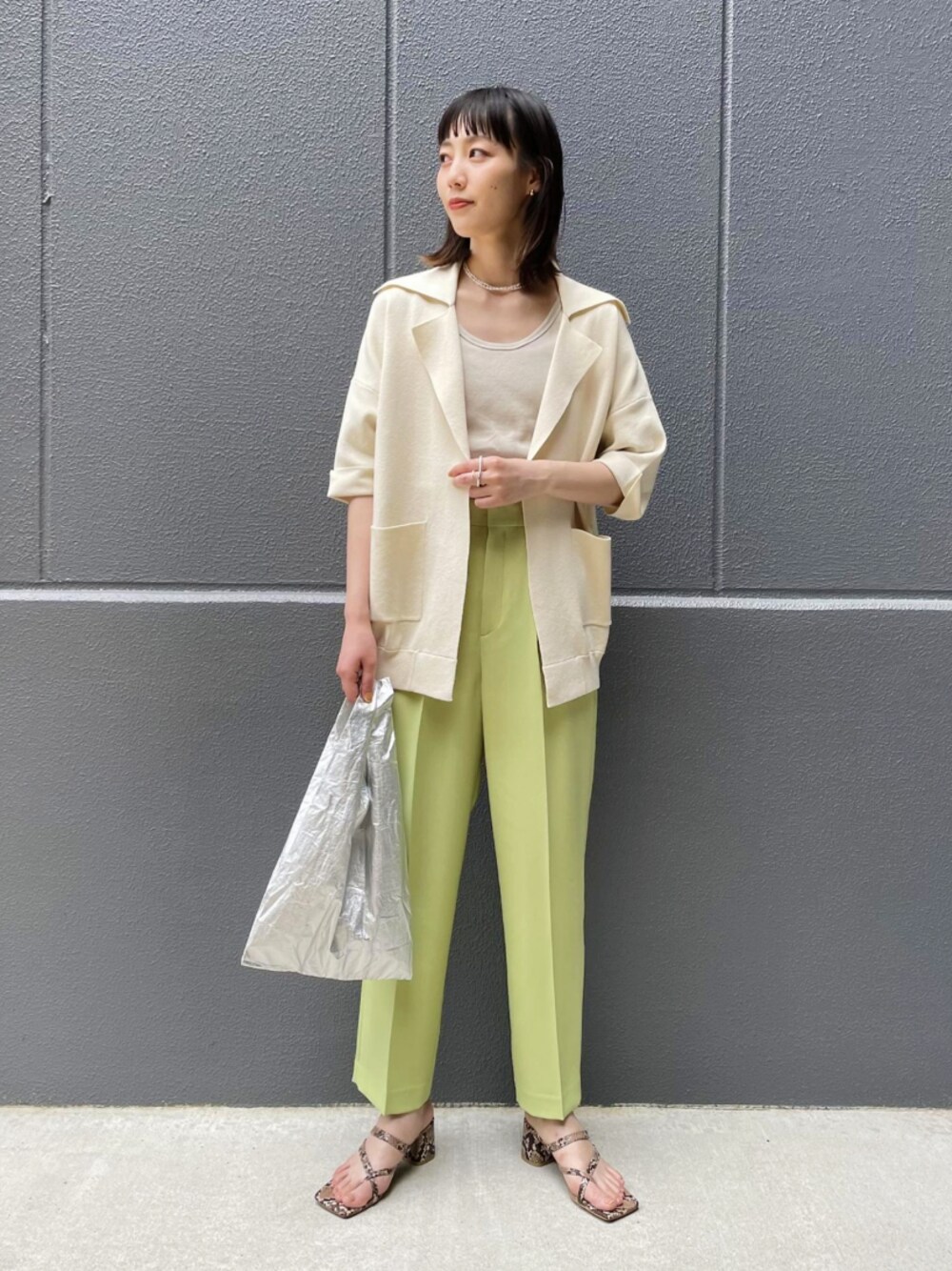 「ジャケット、カラーパンツ、サンダル、アダムエロペ(ADAM ET ROPE')、BAGGU、Adam et Rope'、サマーニット、エコバッグ、ニットジャケット、夏コーデ」｜「ADAM ET ROPE'のアンクルストラップサンダル（サンダル、ブラウン系）」を使った、ADAM ET ROPE' STAFFさん（レディース・165cm）の夏コーディネートの1枚目の写真