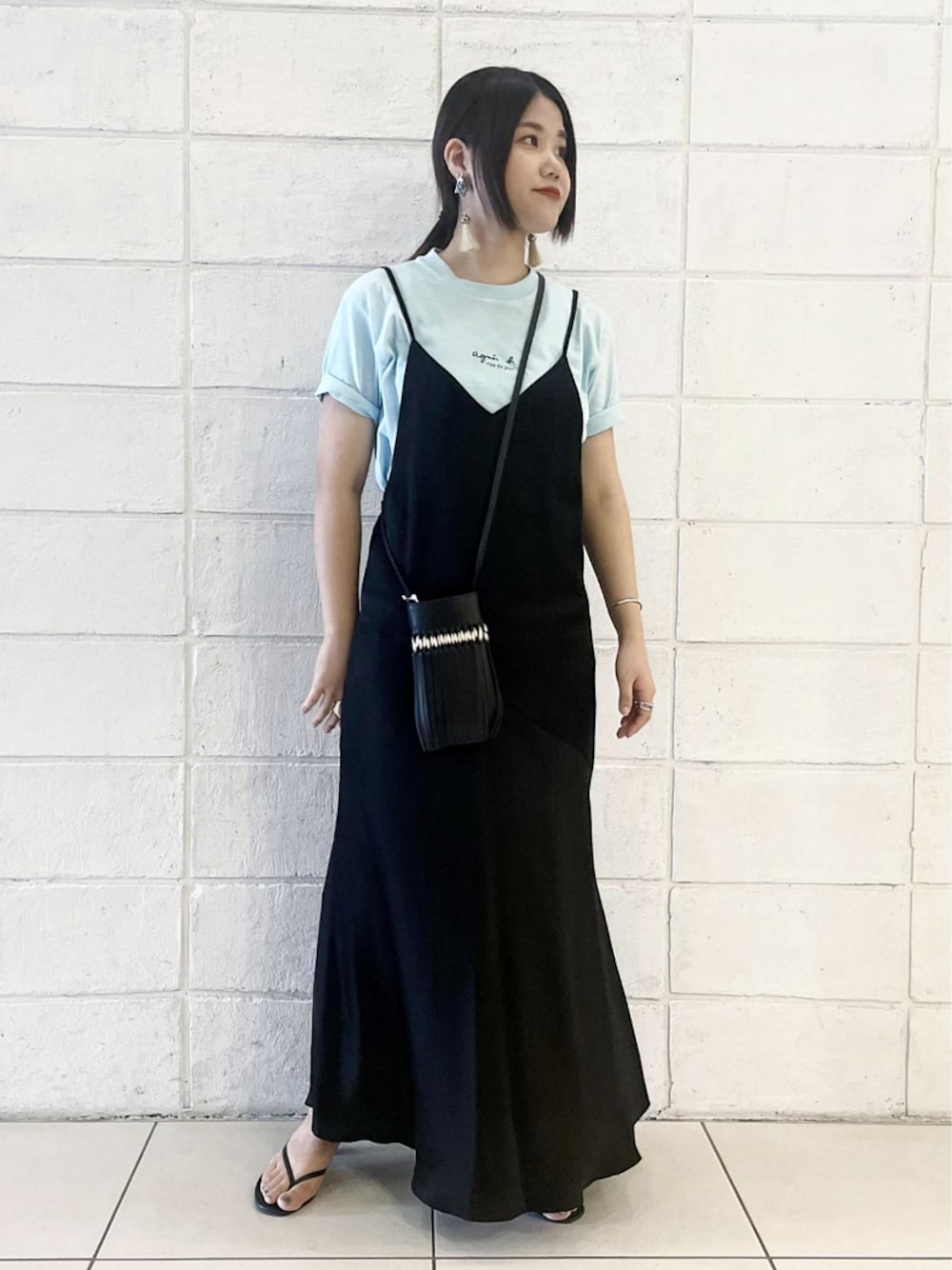 「コラボ、別注、大人カジュアル、アダムエロペ(ADAM ET ROPE')、Adam et Rope'、夏コーデ、アニエスベー、キャミワンピ、ビーチサンダル、agnes b.」｜「NOMADISの【NOMADIS】DANCE Petit（携帯/カードケース）（ショルダーバッグ、ブラック系）」を使った、ADAM ET ROPE' STAFFさん（レディース・159cm）の夏コーディネートの1枚目の写真