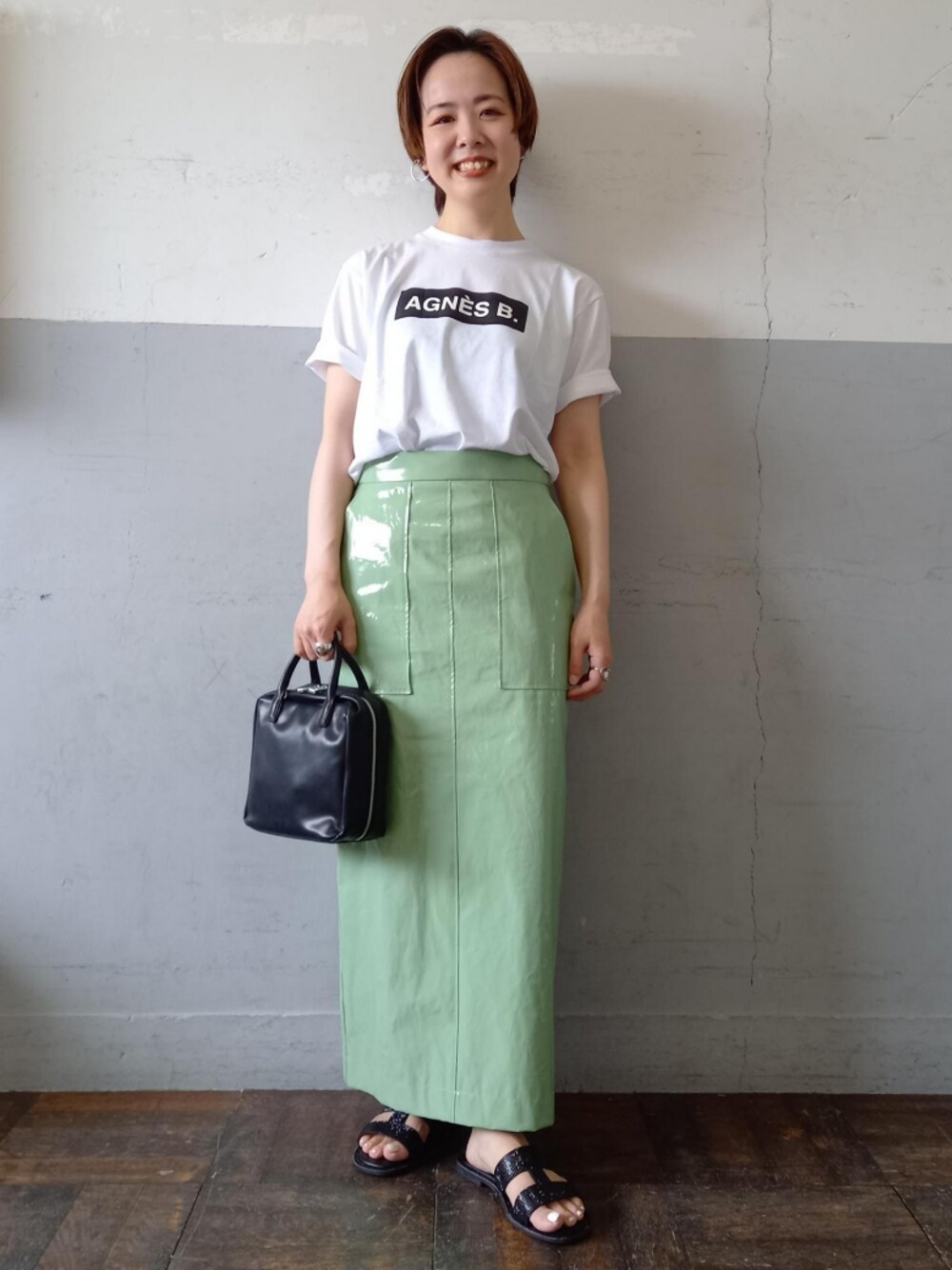 「タイトスカート、ロゴT、グリーン、Tシャツ、アダムエロペ(ADAM ET ROPE')、Adam et Rope'、夏コーデ、フラットサンダル、アニエスベー、agnes b.」｜「agnes b.の【agnes b. pour ADAM ET ROPE'】BOX LOGO T-SHIRT（Tシャツ/カットソー、ホワイト系）」を使った、ADAM ET ROPE' STAFFさん（レディース・158cm）の夏コーディネートの1枚目の写真