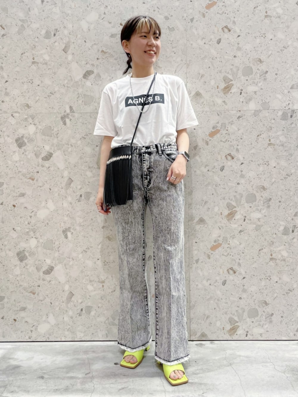 「ロゴT、Tシャツ、モノトーン、デニムパンツ、アダムエロペ(ADAM ET ROPE')、Adam et Rope'、モノトーンコーデ、アニエスベー、agnes b.、フレアデニム」｜「agnes b.の【agnes b. pour ADAM ET ROPE'】BOX LOGO T-SHIRT（Tシャツ/カットソー、ホワイト系）」を使った、ADAM ET ROPE' STAFFさん（レディース・157cm）の夏コーディネートの1枚目の写真