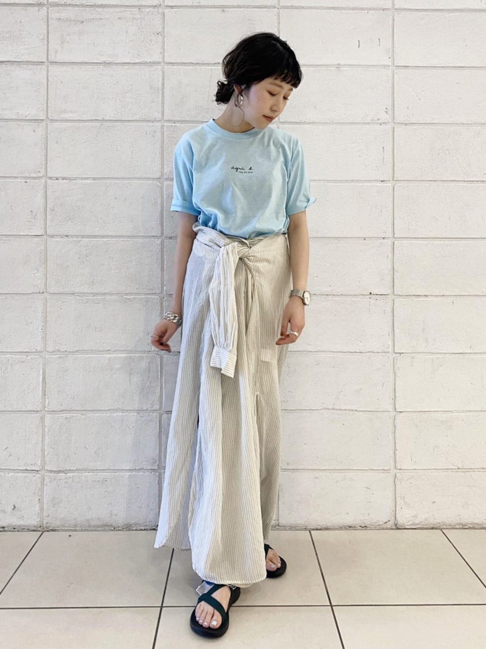 「ロゴT、Tシャツ、スポーツミックス、シャツワンピ、アダムエロペ(ADAM ET ROPE')、Adam et Rope'、スポーツサンダル、アニエスベー、agnes b.、スポサン」｜「agnes b.の【agnes b. pour ADAM ET ROPE'】MNI LOGO T（Tシャツ/カットソー、ブルー系）」を使った、ADAM ET ROPE' STAFFさん（レディース・157cm）の夏コーディネートの1枚目の写真