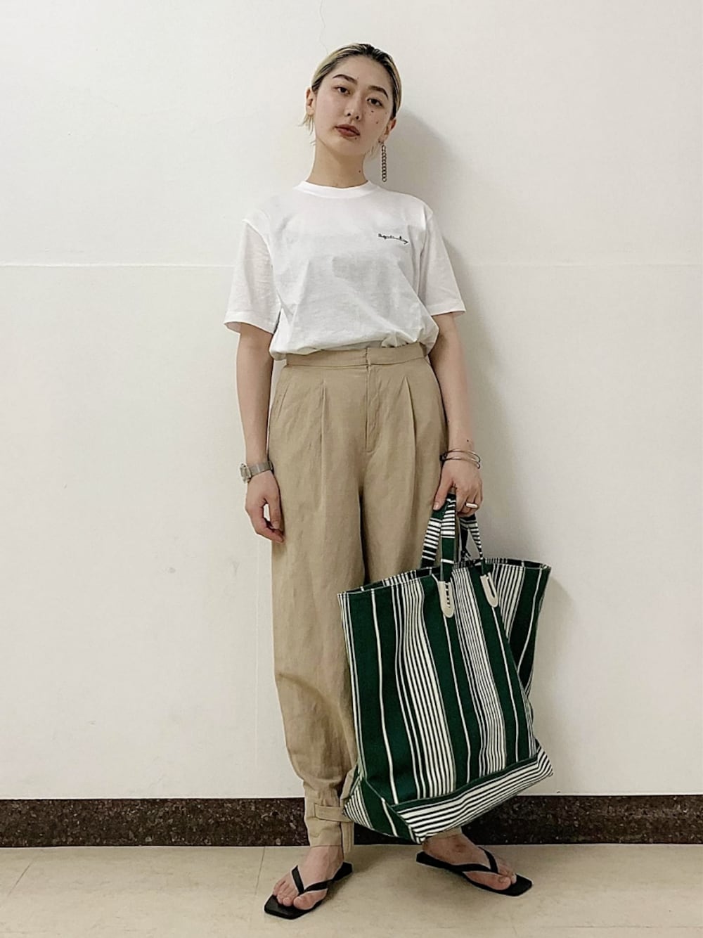 「アダムエロペ(ADAM ET ROPE')、Adam et Rope'、Tシャツ、ロゴT、アニエスベー、agnes b.、白Tシャツ、リネンパンツ、ビーチサンダル、ゆるコーデ」｜「agnes b.の【agnes b. pour ADAM ET ROPE'】MINI LOGO WITH ARROW（Tシャツ/カットソー、ホワイト系）」を使った、ADAM ET ROPE' STAFFさん（レディース・162cm）の夏コーディネートの1枚目の写真