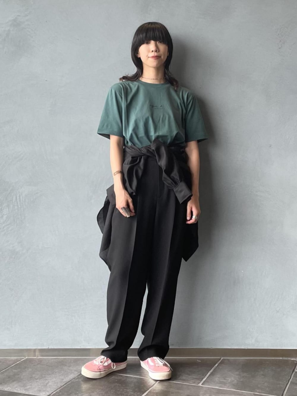 「ロゴT、アダムエロペ(ADAM ET ROPE')、Adam et Rope'、スラックスパンツ、シアーシャツ、夏コーデ、腰巻きスタイル、アニエスベー、agnes b.、センタープレスパンツ」｜「agnes b.の【agnes b. pour ADAM ET ROPE'】MNI LOGO T（Tシャツ/カットソー、グリーン系）」を使った、ADAM ET ROPE' STAFFさん（レディース・158cm）の夏コーディネートの1枚目の写真