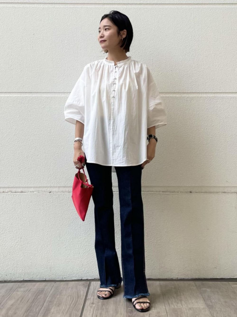 「デニム、ブラウス、デニムパンツ、サンダル、アダムエロペ(ADAM ET ROPE')、Adam et Rope'、夏コーデ、白ブラウス、袖ボリューム、ボリューム袖」｜「ADAM ET ROPE'の【アウトレット店舗・WEB限定】ワッシャーコットンボリュームスリーブシャツ（シャツ/ブラウス、ホワイト系）」を使った、ADAM ET ROPE' STAFFさん（レディース・156cm）の夏コーディネートの1枚目の写真