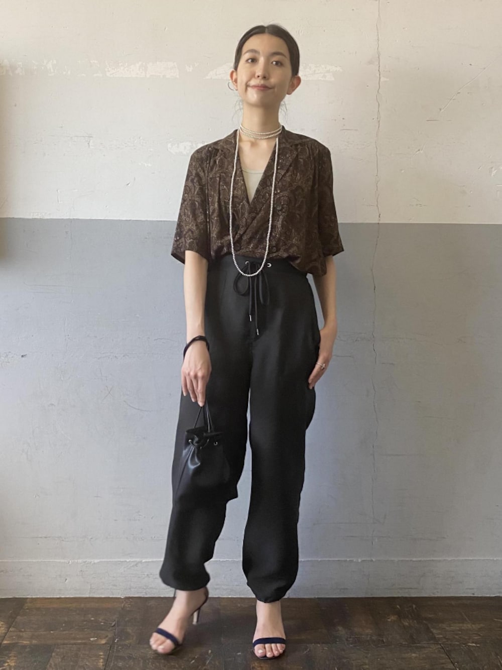 「シャツ、柄シャツ、大人カジュアル、ペイズリー、アダムエロペ(ADAM ET ROPE')、Adam et Rope'、シャツスタイル、オープンカラーシャツ、開襟シャツ、ドロストパンツ」｜「ADAM ET ROPE'の【セットアップ対応】イージーレーヨンシャツ（シャツ/ブラウス、ブラウン系）」を使った、ADAM ET ROPE' STAFFさん（レディース・166cm）の夏コーディネートの1枚目の写真