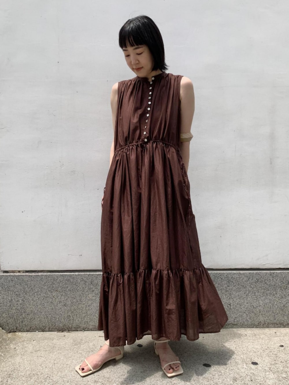 「ワンピース、ブラウン、サンダル、アダムエロペ(ADAM ET ROPE')、ロングワンピース、Adam et Rope'、ノースリーブ、ノースリーブワンピース、ブラウンコーデ、夏の和物語」｜「ADAM ET ROPE'のアンクルストラップフラットサンダル（サンダル、ホワイト系）」を使った、ADAM ET ROPE' STAFFさん（レディース・155cm）の夏コーディネートの1枚目の写真