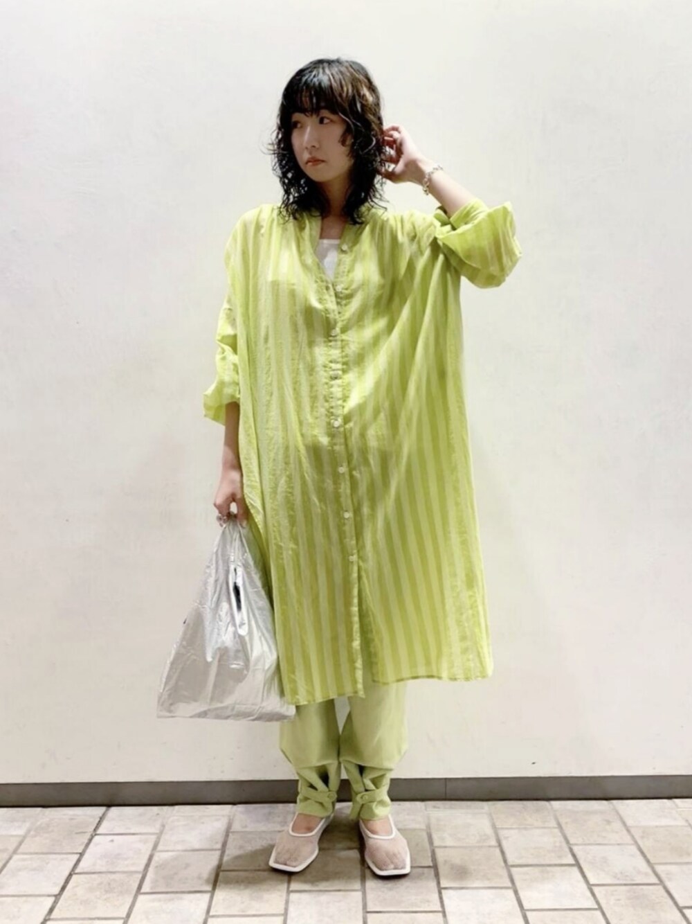 グリーン系のワンピース/ドレス、シルバー系のエコバッグ/サブバッグ、グリーン系のパンツを着用したレディースの夏コーディネートの1枚目の写真